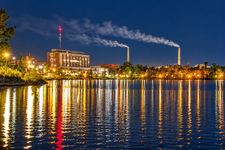 Rouyn-Noranda et les lumières du lac Osisko, la nuit